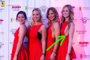 Показуха голимая.
Даже эта тетка приехала в лифчике (видно след, надавил), но потом сняла его.
Нахера?? Если есть деньги, неужели это мешает быть собой?