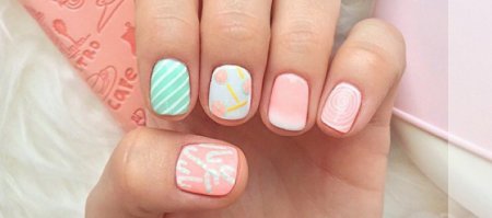 Разня форма ногтей. 
Красили как буд-то не кистью, а палкой, неровыне края. Кутикула удалена неправильно.
Такое впечатление, что красила самоучка, которая не знает азов маникюра.