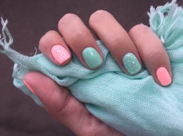 На большом пальце короткий ноготь, отсутствует свободный край.
Со стороны кутикулы форма разная.
Ранки от удаления заусенцев и кутикулы на безымянном.
Мастеру низачет.