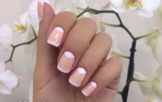 Нарощены толсто, расширяются к свободному краю. Судя по бликам отсутствует апекс, на большом пальце его точно нет.
Нарощенный свободный край толще, чем положено. Разная форма у ногтей, разная форма "лунки".
Низачет. Автор не знает, что такое классический френч.