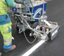 Это ж стеклянные шарики для посыпки полос разметки. Те тогда при освещении фарами светятся..