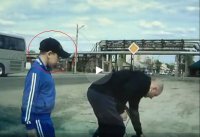 Ну в целом понятно, обычный разбой.
Но лично меня удивил один момент

Что это? Зачем? Он себе смену что-ли готовит, курс молодого гопаря?