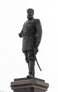 Известный случай, хотя историки до сих пор спорят: легенда или нет?
Во время правления императора Александра III некий солдат Орешкин напился в кабаке. Начал буянить. Его пытались образумить, указывая на портрет государя императора. На это солдат ответил:"А плевал я на вашего государя!" Его арестовали и завели дело об оскорблении императора.
Познакомившись c делом, Александр понял, что история гроша ломаного не стоит, и начертал на папке:"Дело прекратить, Орешкина освободить, впредь моих портретов в кабаках не вешать, передать Орешкину, что я на него тоже плевал".

Хороший государь был. Памятник ему в Новосибирске красивый сделали. Не то что у нас в Питере)