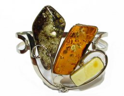 У меня подруга летом была в Балтийске (Калининградская обл). Приобрела в местных ювелирных магазинах потрясающие и недорогие вещицы из янтаря в серебре. Причём, не только из жёлтого и коричневого, но из янтаря молочного и зелёного цвета. Вот что-то вроде такого