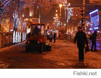 Пишут, что 400 таких больших машин. Просто они в основном по ночам убирают, днём-то движение безумное. А ещё много таких вот маленьких. Эти я и днём вижу