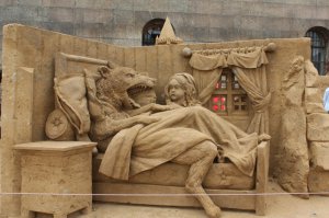 В Питере каждый год на пляже у Петропавловки конкурс песчаных скульптур проводят. Тоже симпатичные