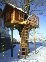 А у нас такие славные избушки на курьих ножках делают