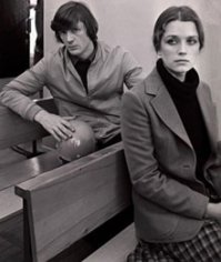 Многие годы в Ленкоме Ирине Алфёровой, уже прославившейся на всю страну в «Хождении по мукам», доставались лишь второстепенные небольшие роли и массовка. Всю жизнь она хотела доказать, что не просто красивая женщина, но и талантливая актриса, которой по непонятной причине режиссёры не давали серьёзных ролей. Недооценённая актриса. Мне нравятся именно её драматические роли. Например в фильмах "С любимыми не расставайтесь" и "Ночные забавы"