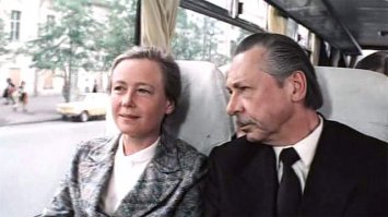 Очень люблю фильм "Продлись, продлись, очарованье". О любви двух немолодых, одиноких и очень разных людей: скромной служащей и бывшего крупного чиновника. Там Ия Саввина с Олегом Ефремовым играет. Чудесное, трогательное кино. Посмотрите, кто не видел