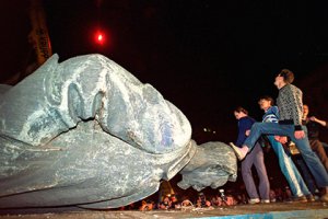 Что-то мне это напоминает из недавнего. Хорошо бы на место вернуть Феликса Эдмундыча. Красиво стоял.