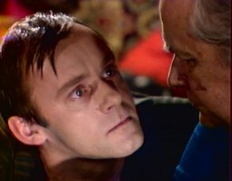 Оказывается они со второй женой вместе в "С любимыми не расставайтесь" играли. Там пара была, где муж всё время о больной жене заботился. Очень хорошая роль у Носика в "Следствие ведут знатоки". Помните там серии про директора свалки? А Носик играл его помощника Ферапонтикова. Зловещий образ такой получился.
Очень хороший актёр. Из тех, кого называют "король эпизода". Такие же были незабвенные Басов, Брондуков, Смирнов. Из маленькой роли сделать конфетку, так, чтобы зритель уж и фильм позабыл, а роль помнит - это особый дар нужен