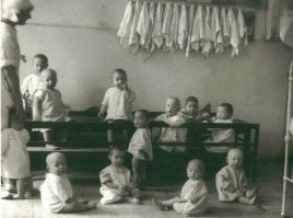 Посмотрите на эти фотографии. Не надо обладать дедуктивными способностями Шерлока Холмса, чтоб сделать некоторые воды:
1. Аушвиц. Ясли.
2. Аушвиц. Еврейские мамы с новорожденными.