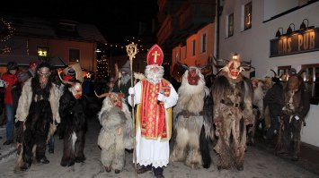 В Австрии очень давно прижился обычай наряжаться рогатым дьяволом Крампусом и пугать детей. По преданию, Крампус - спутник Николая Чудотворца и одновременно его антипод. В ночь с 5 на 6 декабря он приходит за непослушными и капризными детьми, засовывает их в мешок и уносит в пещеру, где съедает их во время рождественского ужина. Поэтому в Австрии дети не слишком радуются приближению Рождества, так как боятся быть съеденными. По сей день в ночь Крампуса молодые люди наряжаются в костюм дьявола и ходят по улицам, звеня цепями и колокольчиками и пугая окружающих.