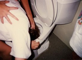 УНИТАЗ НА ГОЛОВУ  ВИДЕО ОПЕРАТОРУ!!!