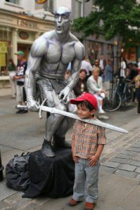 10 веселых снимков со статуями