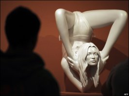 10 веселых снимков со статуями