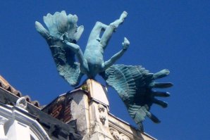 10 веселых снимков со статуями