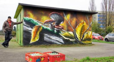 Вот так в нашем районе покрасили гаражи у дет сада