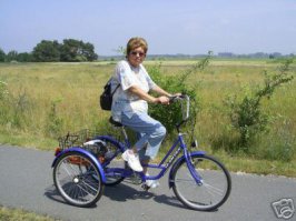 На узких участках летом тоже не скучно.
Встречное движение, пешеходы, детишки, скейтбордисты, бабульки на трёхколёсных велосипедах... :)