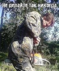 писец один рабочий еще что то показывает- ти по смотри куда идешь . дебилы редкостные ,у них там трактор стоит какой то, лучше к ковшу привязали уже бревно что бы не упало сразу . или ленточку натянули за 5 рублей. хотя жизнь человека может меньше стоит. Что мешало двоим стоять и отгонять зевак а третьему пилить, хорошо что они втроем не взялись за бензопилу -один за ручку , двое за лезвие.