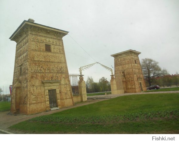 Египетские ворота и домик Пушкина