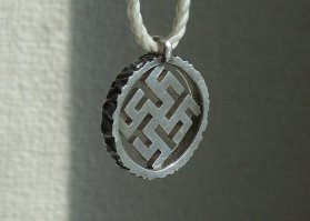 А это мой. Тоже на досуге "балуюсь". Серебро. Но ювелирка только хобби. Я огранщик:)