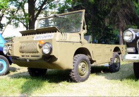 Этот еще и плавать мог.