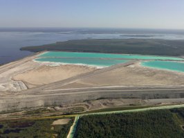 Голубые озера, Нарва, Эстония.
Голубые они потому что щелочные. Руку сунуть можно, отмоет любую грязь не хуже соды. А вот купаться не стоит, только зубы останутся.

А ниже причина их появления, Балтийская ГРЭС: