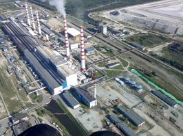 Голубые озера, Нарва, Эстония.
Голубые они потому что щелочные. Руку сунуть можно, отмоет любую грязь не хуже соды. А вот купаться не стоит, только зубы останутся.

А ниже причина их появления, Балтийская ГРЭС: