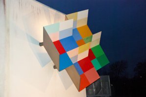Heureka(Эврика) - собрание иллюзий и странных эффектов в Финляндии, рядом с Хельсинки. Хотя, кто знает физику, тот легко все объяснит, но все равно смотрится и ощущается обалденно.
Иллюзии начинаются со входа: