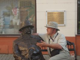 Мой друг Юрий Алексеевич с каким-то дядькой