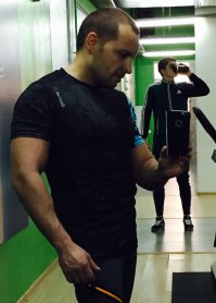 Я иногда выпью пару бокалов или стаканов и кляну себя и алкашом обзываю......
Потом переживаю долго.
Бывает месяцами не капли.
Потом пивко или винцо.
Бегу в спортзал подальше от клубов баров ресторанов и конечно грешных женщин
Грех.