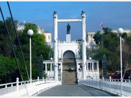 Говорят судьба этого памятника решалась в Москве 
И.В. Сталин отправил этот памятник в Оренбург, так как он ему не понравился