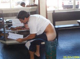 Препод читает студентом лекцию
И показывает своим студентам
Как экономить время