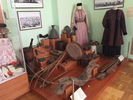 Орудия труда женщин
(Некоторые)
Тяжелая была судьба
Теперь то
Стиральная машина
Газоснабжение
Водопровод
Телевизор!
Парники
Цветники!
Какие им корпуса понастроили))))))
Счастья вам женщины!!!