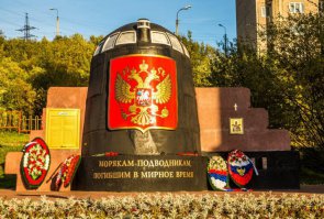 В Мурманске обелиск передняя часть рубки. По слухам вдова командира корабля "отрыла" на металлоломе и установили памятник морякам.