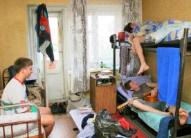 Сериал конечно интересный, но никак не совпадал с жизнью наших студенческих общаг и житейских фишек.
И ребята там были переростками а девушки соответсвенно аксилиратками. Дымил у меня в те времена больше не на сюжет )