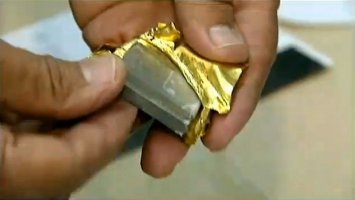 после неудачного первого, а то и второго браков, девушки становятся научными сотрудницами Научно Исследовательских Академий  Замужества. Они уже на перед знают все о мужчинах, но не перестают надеяться получить золотой слиток из свинца.