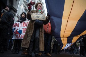 Репортаж о митинге без прикрас на Медузе - 
Бабка вот еще порадовала на фото: :)