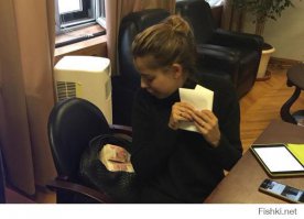 Пропаганда, как это делается (если конечно еще остались незнающие): 
Цитата:
----------------------------------------------------
Какие темы вы в основном освещали?

Д: Основные темы: "Порошенко — мудак, а Путин по факту правит Украиной", "Обама — мудак, а Путин — молодец", "Минобороны молодцы, смотрите, какие танки", "Рейтинг Путина" и разумеется "Крым наш".

Как обычно проходил ваш день? Какие задачи ставились?

Д: Мы работали по 12 часов два через два. У блогера норма — 10 постов в день, 750 символов минимум, у комментатора — 126 комментариев и два поста. У блогера в распоряжении три аккаунта. 10 ТЗ ему нужно между ними распределить как-то. ТЗ состоит из тезиса какого-то, чаще всего новости, и вывода, к которому ты должен прийти. То есть нужно подогнать решение под ответ. Условно, ты пишешь, что испек сегодня вкусные пирожки, а в конце — как хорошо в России жить, а Путин хороший. Зайди на сайт RussiaToday — вот все наши ТЗ.