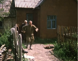 Вспомнился фильм "Белые росы" и эпизод где герои В.Санаева и Б.Новикова выпивали тёщину настойку, предварительно дав попробовать собаке !  :)