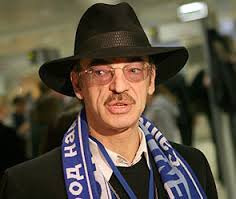 Не, не Боярский - шляпы и шарфика Зенита не видно !