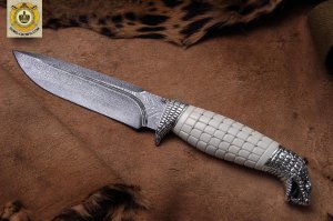 Если задуматься, то катана - это сабля. Такая же как и казацкая шашка. Если смотреть на оружие, холодное или огнестрельное, как на инструмент, то каждому оружию своё время и место в истории. А если смотреть на оружие, в частности холодное, как на предмет искусства, то в этом вопросе важен вкус. Вкус и чувство эстетизма художника и предпочтения предполагаемого обладателя предмета искусства. В наше время с катаной или гальштатом, например, не погуляешь. Но вот нож - это другое дело.
Пример коллекционного ножа: