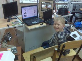 На фото мой 3D принтер. Вещь забавная и как игрушка неплохая, но цена аппаратов в России нереальная. На мой взгляд еще лет 5 в быт не войдет. А наиболее перспективные считаю - это принтеры на основе спекания лазером порошка. Наплавление слоев пластика пока очень грубая печать, склейка гипсового порошка, тоже не айс.