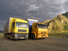 А вот мой Алтай. Испытания грузовиков. На последнем фото оба Камазы, под кабиной МАН прячется шасси с новым камазовским мотором.