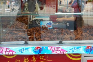 1) то, что 78 юаней сабачатина
2) запах пипец
3) съедобные деревяшки, это реально едят.