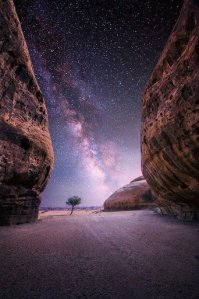 Сильно, необычно!
-- но... я обычный человек)
- и даже талантливое исполнение с применением  НЕСТАНДАРТНОГО ☻ исполнения -- не нравится если выбранный объект НЕКРАСИВ.
- изображение девочки ( она больна? Напугана? Gottfried Helnwein )
- другой ребёнок (  Amy Robins -- болезнь? )
-- всё ИЗВИНИТЕ больше не придираюсь!
- ведь наверняка сейчас по мне промчатся топоча ЦЕНИТЕЛИ...
вот привожу картинку:
- и мне НЕ ВАЖНО, чем И КАК она выполнена! Она мне нравится.