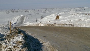 На наших северных дорогах только русские машины проедут)) На фото: Зимник за полярным кругом, ЯНАО, 1-1,20 м льда) если его заметает то эт ппц)