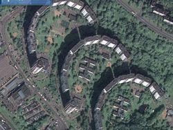 В планировке 18-го микрорайона Ясенево, если рассматривать ее сверху, присутствует надпись "ССС". Почему-то не хватает только буквы "Р" до полной аббревиатуры, которой называлась когда-то наша страна.