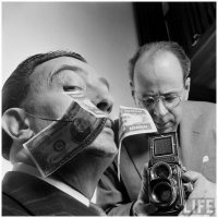 На первой фоте : (Дали - Диснею)
- Ты есть великий художник? 
Но вообще неординарный дядька был, что употреблял для созидания - вопрос.